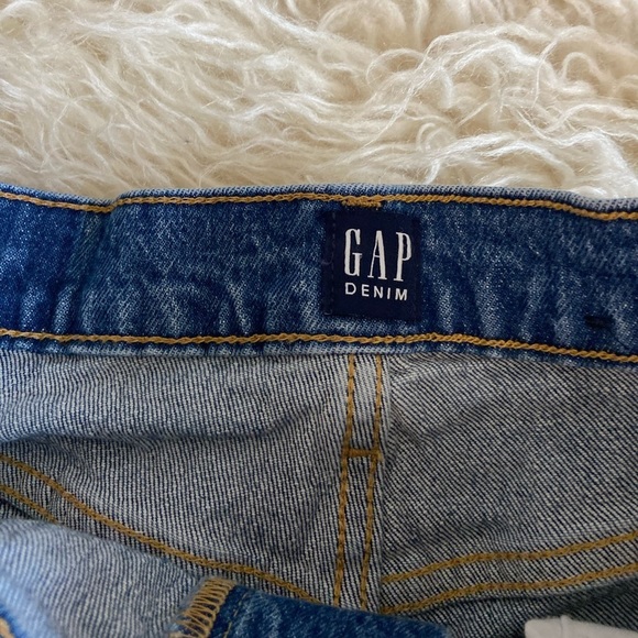 GAP Medium Wash Raw Hem Denim Cheeky Jean Shorts, size 4/27T - Picture 7 of 11